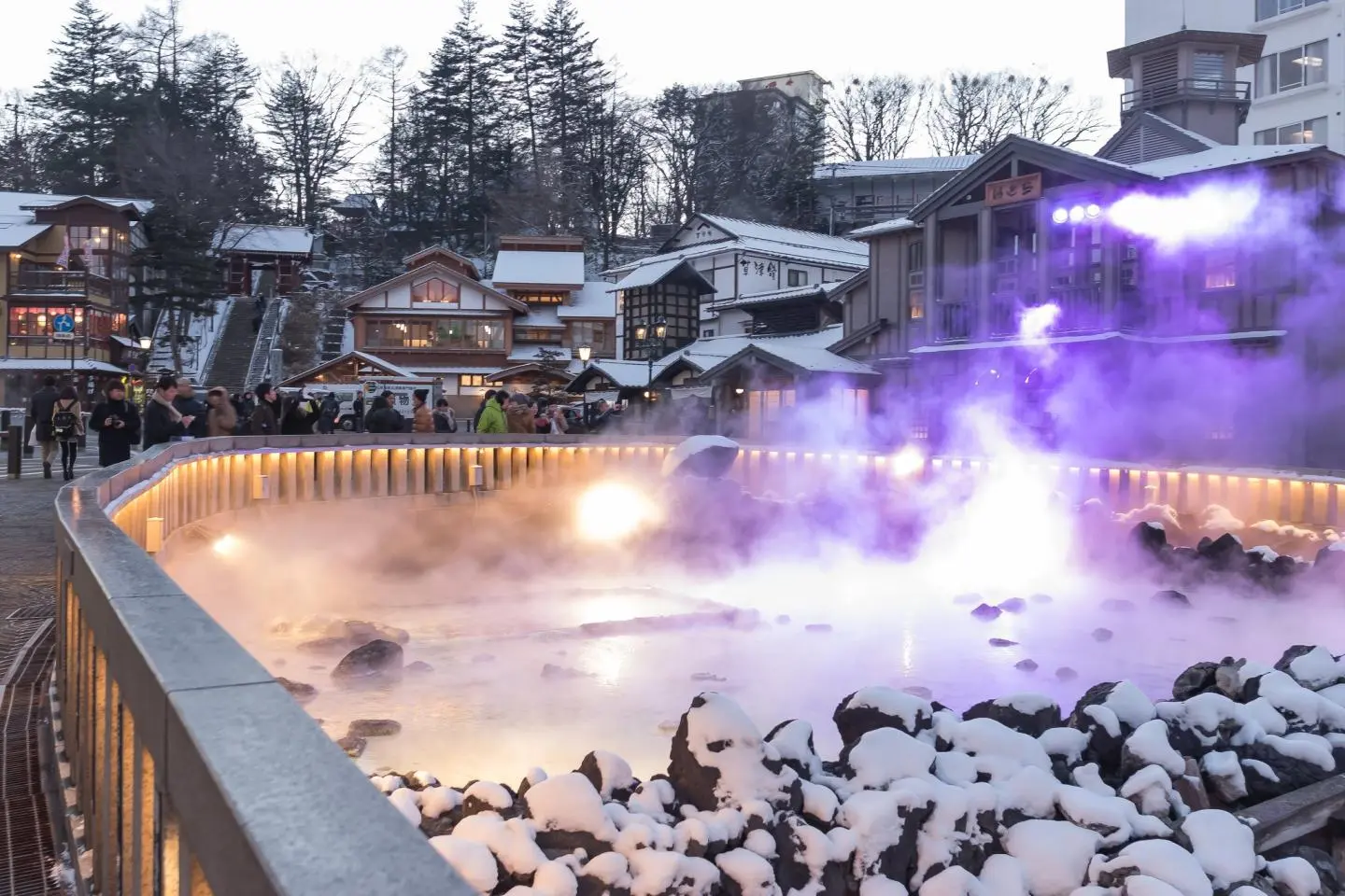 Kusatsu Onsen during Winter (저작권: inf_supTJ / Public Domain)