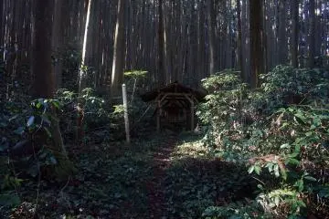 One of the mysterious shrines that make up the Katsuragi 28 Shuku Kyozuka