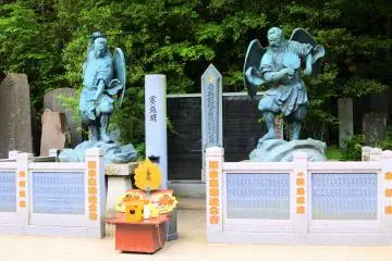 Tengu statues