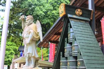 A tengu statue