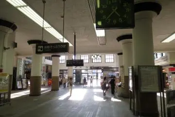 <p>การตกแต่งภายในพร้อมแสงอาทิตย์ส่องอย่างสวยงามของสถานีขนาดใหญ่</p>