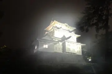 ปราสาทโอดาวาระเปล่งประกายสวยงามยามค่ำคืน