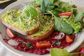 Smashed avo toast (Photo: Healthy Penguin Cafe)