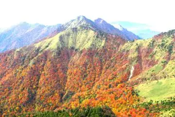 Mt. Ishizuchi, Ehime (Photo: <a href="https://commons.wikimedia.org/wiki/File:%E7%9F%B3%E9%8E%9A%E5%B1%B1_-_panoramio_(1).jpg" target="_blank" rel="noreferrer noopener nofollow">Yoshio Kohara</a> / <a href="https://creativecommons.org/licenses/by/3.0/" target="_blank" rel="noreferrer noopener nofollow">CC BY 3.0</a>)