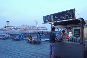 Snack Stand  on the roof of Osanbashi pier (Photo: Shinya Ota / Weekend Walks in Yokohama )