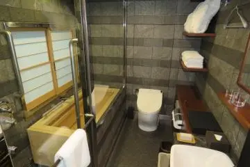 Shiki-Shima Suite Full Bathroom