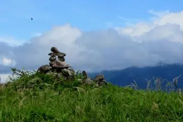 산 정상은 꽤 산바람이 불 수 있으니, 더 많은 옷을 가져와라!
