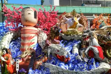 The next day, the festival continues under the hot sun.