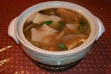 Okkirikomi hotpot (Photo: <a href="https://commons.wikimedia.org/wiki/File:Okirikomi.jpg" target="_blank" rel="noreferrer noopener nofollow">禁樹なずな</a> / <a href="https://creativecommons.org/licenses/by-sa/3.0/deed.en" target="_blank" rel="noreferrer noopener nofollow">CC BY-SA 3.0</a>)