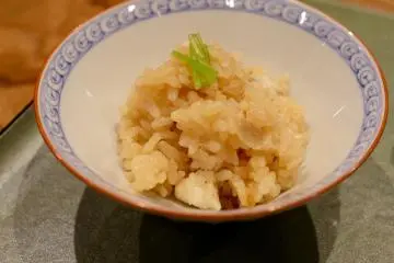 Tai meshi, sea bream on a bed of ri (Photo: <a href="https://www.flickr.com/photos/jseita/17848138216/in/photolist-tcbnEY-9nb7hW-bDT6ch-6UZ2RQ-qtPuar-dVvwn-f619fR-f5ZeA2-bFMySv-p8rfKL-29QQ1f7" target="_blank" rel="noreferrer noopener nofollow">Jun Seita</a> / <a href="https://creativecommons.org/licenses/by/2.0/" target="_blank" rel="noreferrer noopener nofollow">CC BY 2.0</a>)