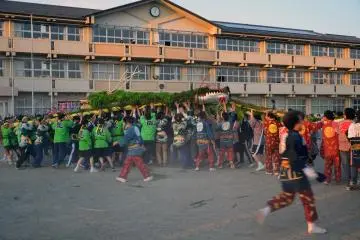 Fierce battle at the Hebi mo mi
