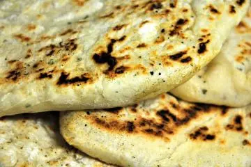 Naan bread is always tasty (Photo: <a href="https://www.flickr.com/photos/mdpettitt/30014708116/in/photolist-MJie2w-7zLd3s-ei4MJ3-7Ga4LH-4tSKwW-vcZ5e-RDT9Lr-PjyqeS-p5qQKS-orwHfJ-pb27dX-847BXU-7NPcf9-KD2MQw-4CdeTQ-2iNmek7-93jan3-2YPFZ-iCf3HQ-a7i8uA-2j4Qksh-a7fjoM-JZ1F33-KUu6p-4RoGhy-73hbq6-2bDTtfN-2i9kny7-7Fx9Qa-dgMH4F-9HLFKr-bEFaTz-w6fCzz-5KTVj5-GntpLw-QLQXc9-dyJaAw-2gAcZwR-RR9Mnh-AisS8Y-Hf3QdJ-cUZwNq-28GQFWZ-8V5KY6-9zEL19-d5kVPq-8V5L3X-6c4zJu-6tXWY-3drigg" target="_blank" rel="noreferrer noopener nofollow">Martin Pettitt</a> / <a href="https://creativecommons.org/licenses/by/2.0/" target="_blank" rel="noreferrer noopener nofollow">CC BY 2.0</a>)