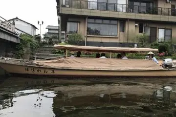 One of the oncoming boats - they all have retractable roofs