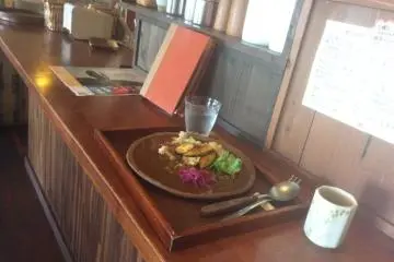 Interior and food (Photo: <a href="https://lehuahouse.exblog.jp/25398288/" target="_blank" rel="noreferrer noopener nofollow">Image by 華(レフア)邸</a>)