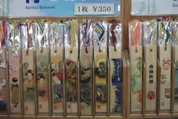 Bookmarks made from bamboo with colorful and traditional designs of pictures of cranes, geisha, Daibutsu, etc., are quite popular among all generations.