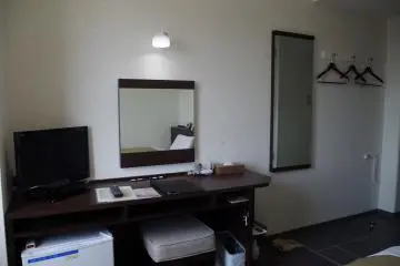 <p>ทุกห้องติดตั้งชุดทีวี,&nbsp;เครื่องเป่าผมและตู้เย็น</p>