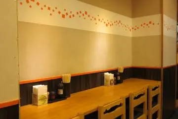 Easy place for people like me to feel comfortable eating alone, with many counter seats