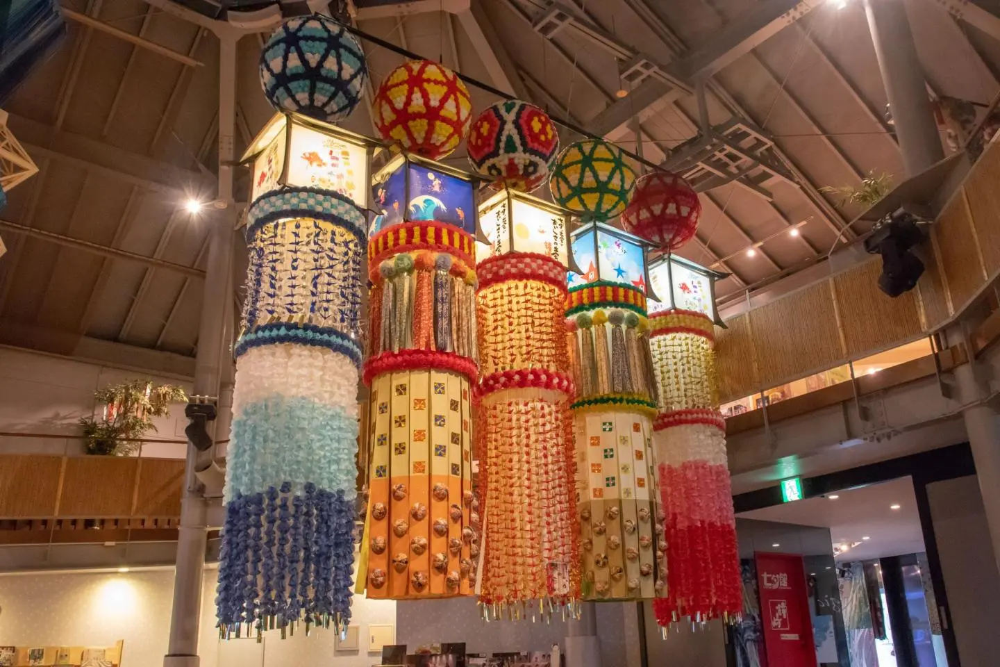 Tanabata decorations on display at the Sendai Tanabata Museum (저작권: Σ64 / CC BY-SA 4.0)