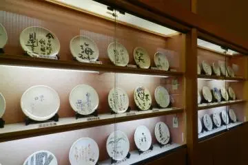 Celebrities who visit Koyo decorate a ceramic plate which is displayed in the hotel.