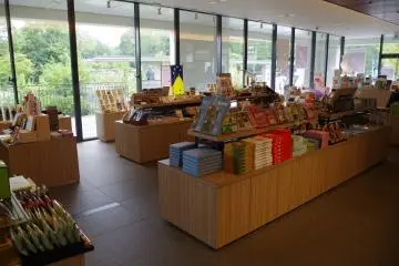 <p>ร้านขายของที่ระลึกของโรงแรมชิออนอิน วาจุนไคคุนในฮิกะชิยะมะ เมืองเกียวโต</p>