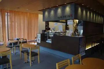 <p>ร้านกาแฟให้บริการอาหารเบาๆและขนมขบเคี้ยว</p>