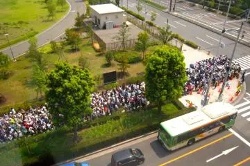 Day 2, 10am: The queues are enormous.