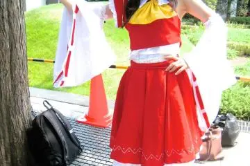 Comiket 84, Day 2: Garden outside West Hall, Reimu