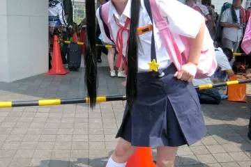 Comiket 84, Day 2: Garden outside West Hall, Hachikuji Mayoi