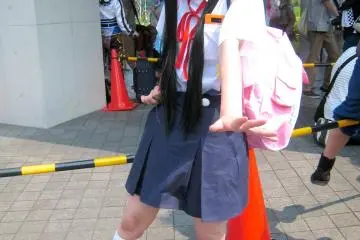 Comiket 84, Day 2: Garden outside West Hall, Hachikuji Mayoi again