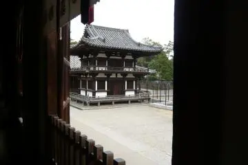 <p>C'est dans ce pavillon, le Shari-den, que sont conserv&eacute;es les cendres de Ganjin</p>