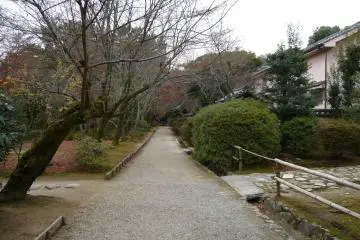 <p>Une all&eacute;e du temple</p>