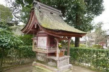 <p>Un petit pavillon shinto&iuml;ste plus color&eacute;, toujours dans l'enceinte du temple</p>