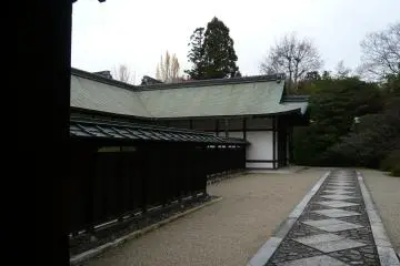 <p>Une all&eacute;e de pierre le long d'un pavillon</p>