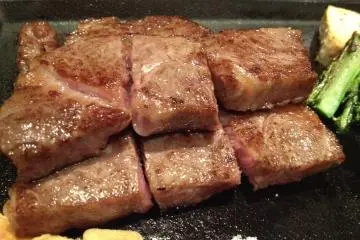 Kobe beef, Hyogo (Photo: <a href="https://www.flickr.com/photos/kalleboo/6816397673/in/photolist-bokPxP-chC4o-chC4e-gRZ8M-4AyDht-2aF8Ys-2aFadh-J1fdD-ot8Wba-uaZP-9AKAMT-3ht5BG-ezbAuy-9Ynhz-6Aedx-6i22cX-52Ek5q-GfKCXE-6vumJu-6i6axq-nTKH8F-6i6apq-z8RU1A-bokPFk-3bcBN5-3b87tD-byhT1J-3b87Ce-6Ywu3t-nSmkNk-6i6arN-3eUg5q-aVAWqn-59ezY9-6i6aAE-9A4tF6-7sueZD-6i6auA-aVAWf2-9A7rMY-6i228x-6i21UH-qJ5r1y-9A7se3-4obnZX-4AdtbD-srN9b-aQk5fM-6i22mD-6i6aJY" target="_blank" rel="noreferrer noopener nofollow">Karl Baron</a> / <a href="https://creativecommons.org/licenses/by/2.0/" target="_blank" rel="noreferrer noopener nofollow">CC BY 2.0</a>)
