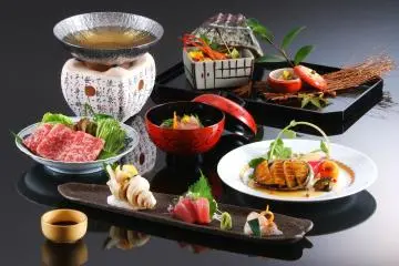 Kaiseki ryori, Kyoto (Photo: <a href="https://www.flickr.com/photos/kinosakionsen/39923580922/in/photolist-23PUMG7-2aBddk2-z8JcxC-iPMcT-dSQVCi-iPMbu-293i8oi-2am3m5m-NhYdJ9-29vShcS-z8JdwG-asYha6-NhYdRU-bGzLYr-bGzPHV-DwxGQr-UUeLHU-zo1VKL-btF1Mq-JrBB5S-293i8x6-agkLhG-39e4qe-btF1b5-2aBcZaK-fsLhHt-asYhgn-UcPJSG-5Hw9ri-qsT6uZ-rs1sjb-z8H2Cm-VhS554-GAWDqw-BqAaBL-bGzNHk-ciJ1WW-zZtGqd-pw4HoA-btEXKS-soYEEK-bnr2MU-rscM54-FEKNrz-hH6V2-b4PR7a-Kh3uTE-aHY5xp-asYhbB-b4PRf4" target="_blank" rel="noreferrer noopener nofollow">Nishimuraya Kinosaki Onsen</a> / <a href="https://creativecommons.org/licenses/by/2.0/" target="_blank" rel="noreferrer noopener nofollow">CC BY 2.0</a>)