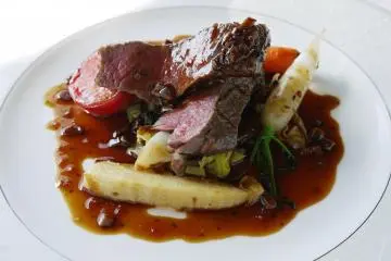 Omi beef, Shiga (Photo: <a href="https://commons.wikimedia.org/wiki/File:LE_POINT_DE_VUE07s4s4000.jpg" target="_blank" rel="noreferrer noopener nofollow">663highland</a> / <a href="https://creativecommons.org/licenses/by-sa/3.0/deed.en" target="_blank" rel="noreferrer noopener nofollow">CC BY-SA 3.0</a>)