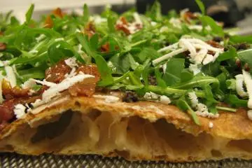 Organic vegetarian foods are delicious (Photo: <a href="https://commons.wikimedia.org/wiki/File:Pizza_%C3%A0_la_coupe_avec_roquette.jpg" target="_blank" rel="noreferrer noopener nofollow">Nicoleon / CC BY-SA 4.0</a>)