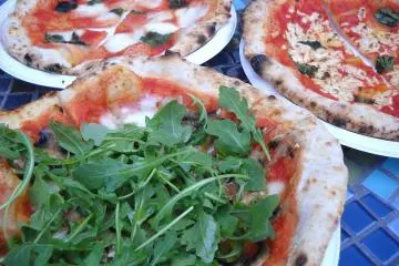 Vegetarian food is to be enjoyed (Photo: <a href="https://commons.wikimedia.org/wiki/File:Vegetarian_%26_vegan_pizza_from_PazzaRella_truck_in_Vancouver,_Canada_(7853306794).jpg" target="_blank" rel="noreferrer noopener nofollow">Jennifer from Vancouver, Canada / CC BY 2.0</a>)
