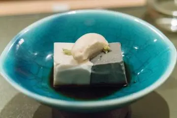Goma tofu (Photo: <a href="https://www.flickr.com/photos/edsel_/24472565995/in/photolist-Dhyig2-9muSdU-9dgRSy-fGwXg2-ZZ2Fmk-HyeinE-2fGpGuh-Q8MdL3-cktJV5-zUKka" target="_blank" rel="noreferrer noopener nofollow">Edsel Little </a> / <a href="https://creativecommons.org/licenses/by-sa/2.0/" target="_blank" rel="noreferrer noopener nofollow">CC BY-SA 2.0</a>)