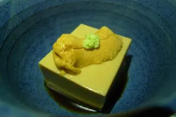 Goma tofu (Photo: <a href="https://www.flickr.com/photos/saucesupreme/5482816148/in/photolist-Dhyig2-9muSdU-4ZbUWy-9dgRSy-fGwXg2-4Zc6vu-4Z7WVM-4Z7YPB-4Z7Mfp-4Z7V4r-ZZ2Fmk-4Zc8rf-4Z7PiZ-HyeinE-2fGpGuh-nH5bmz-2baLC4w-2baLBR7-Q8MdL3-2cch3oE-29vg1Bu-cktJV5-zUKka" target="_blank" rel="noreferrer noopener nofollow">Ron Dollete</a> / <a href="https://creativecommons.org/licenses/by-nd/2.0/" target="_blank" rel="noreferrer noopener nofollow">CC BY-ND 2.0</a>)