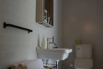 <p>พื้นที่สุขาในห้องเตียงคู่</p>