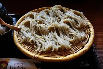 Togakushi Soba (Photo: <a href="https://commons.wikimedia.org/wiki/File:160430_Togakushi_soba_Nagano_Japan02s.jpg" target="_blank" rel="noreferrer noopener nofollow">663Highland</a> / <a href="https://creativecommons.org/licenses/by-sa/3.0/deed.en" target="_blank" rel="noreferrer noopener nofollow">CC BY-SA 3.0</a>)