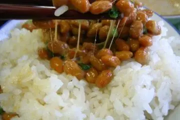 Whether you love it or hate it, it's interesting to learn about (Photo: <a href="https://commons.wikimedia.org/wiki/File:Natto_on_rice.jpg" target="_blank" rel="noreferrer noopener nofollow">Shades0404</a> / <a href="https://creativecommons.org/licenses/by/2.0/" target="_blank" rel="noreferrer noopener nofollow">CC BY 2.0</a>)