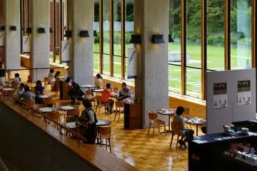 The on-site cafe (Photo: <a href="https://commons.wikimedia.org/wiki/File:140720_Yamaguchi_Prefectural_Art_Museum_Yamaguchi_Japan02s3.jpg" target="_blank" rel="noreferrer noopener nofollow">663highland / CC By SA 3.0</a>)