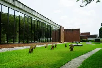 The large windows look out to the surrounding nature (Photo: <a href="https://commons.wikimedia.org/wiki/File:140720_Yamaguchi_Prefectural_Art_Museum_Yamaguchi_Japan03s3.jpg" target="_blank" rel="noreferrer noopener nofollow">663highland / CC By SA 3.0</a>)