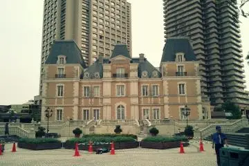 마치 궁전같은 가든 플레이스 안에 있는 고급 레스토랑!