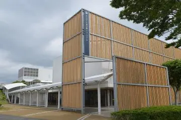 The modern museum exterior (Photo: <a href="https://fi.wikipedia.org/wiki/Tiedosto:Tea_Museum,_Shizuoka_ac_(1).jpg" target="_blank" rel="noreferrer noopener nofollow">Asturio Cantabrio / CC By SA 4.0</a>)