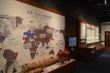 Display about tea drinking traditions around the world (Photo: <a href="https://commons.wikimedia.org/wiki/File:Tea_Museum,_Shizuoka_ac_(2).jpg" target="_blank" rel="noreferrer noopener nofollow">Asturio Cantabrio / CC By SA 4.0</a>)