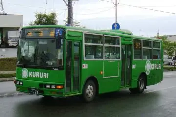 The 100 yen Kururi green bus in Tottori (Photo: <a href="https://upload.wikimedia.org/wikipedia/commons/b/b7/Hokumon_bus_Ki200F_0162.JPEG" target="_blank" rel="noreferrer noopener nofollow">Public Domain</a>)