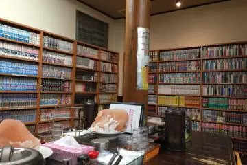 Rak buku yang penuh dengan komik